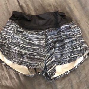 Black & white LULU LEMON shorts size 4